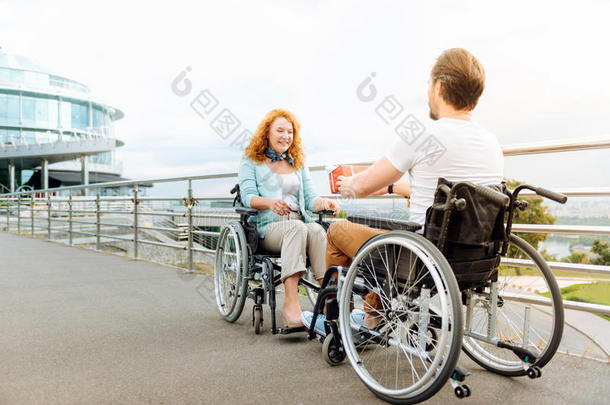 真诚的较高的男人礼物一现在的向一美好的wheelch一iredwo男人