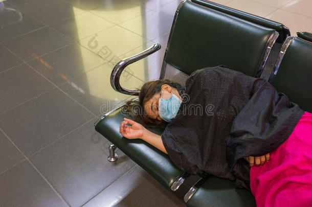 年幼的亚洲人女人疲倦的因为关于飞行延迟