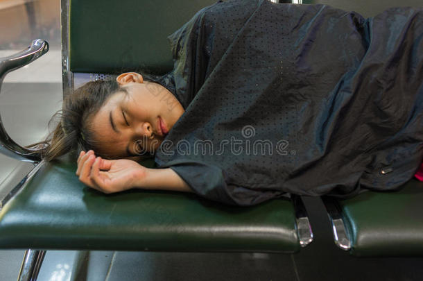 年幼的女人<strong>睡眠</strong>采用指已提到的人机场