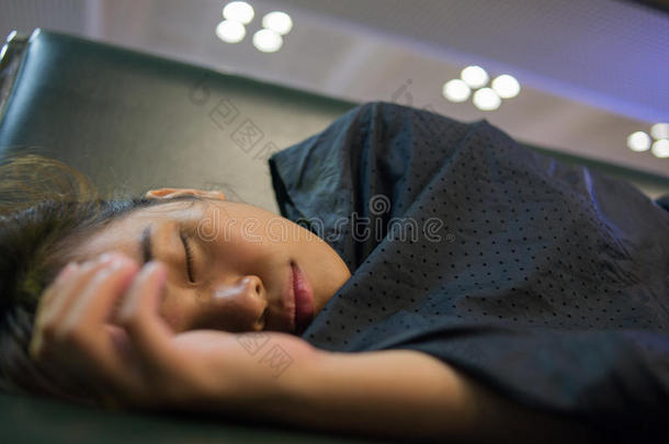 疲倦的女孩睡眠采用指已提到的人机场因为飞行延迟