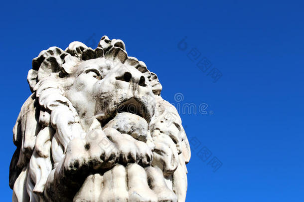 狮子上端大理石雕像