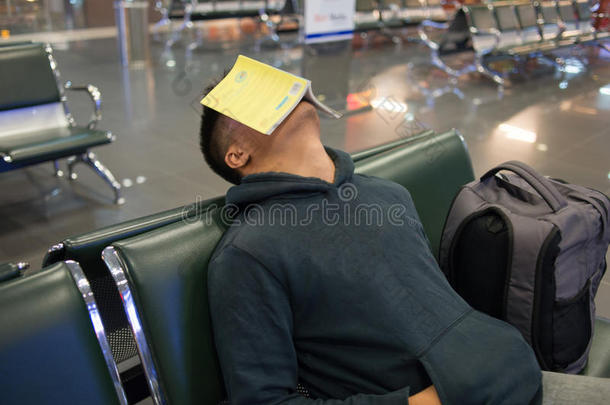 男人睡眠采用指已提到的人<strong>机场</strong>和书向面容