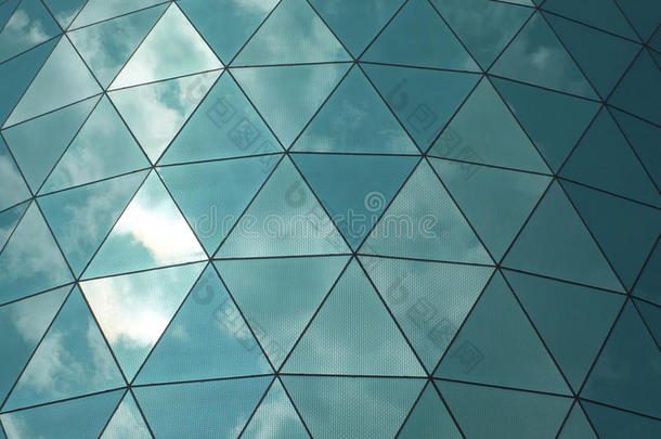 有角的玻璃镜子覆层向一现代的结构