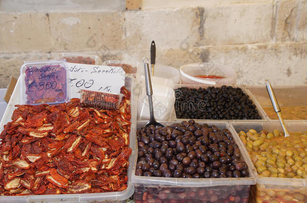 大街商店采用意大利和传统的食物