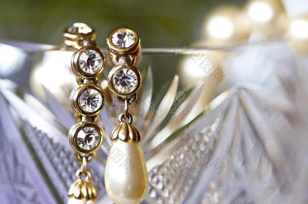 金色的耳环和珍珠和莱茵石向结晶玻璃