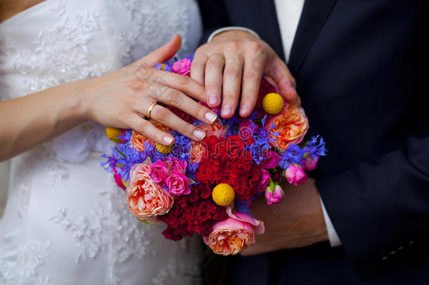 婚礼花束关于粉红色的玫瑰,蓝色,红色的,黄色的花和hand手