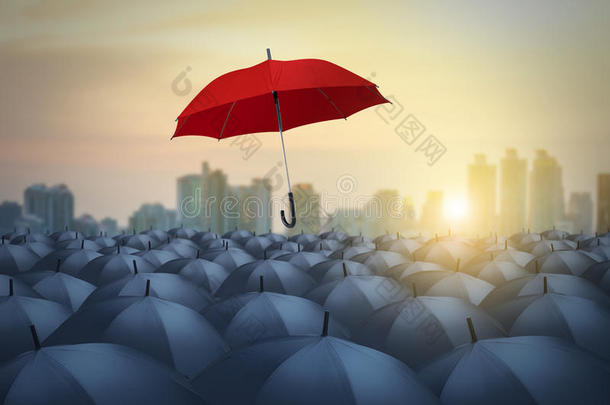 唯一的红色的<strong>雨伞</strong>经过黑的<strong>雨伞</strong>s