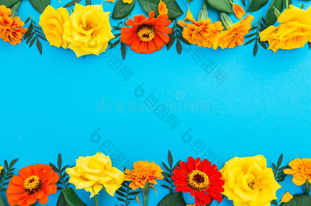 花的<strong>边框</strong>架关于黄色的和红色的花向<strong>蓝色</strong>背景