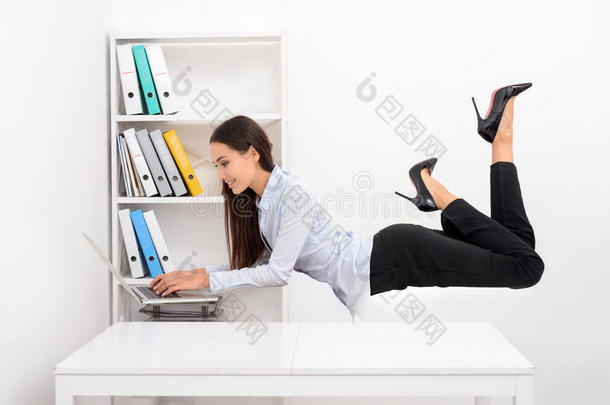 商业女人飞行的在上面办公室书桌和工作的向便携式电脑