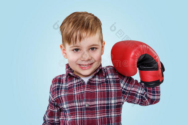 肖像关于一值得崇拜的小的男孩使人疲乏的拳击拳击手套
