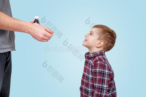 微笑的小的男孩迷人的糖浆向spo向从爸手