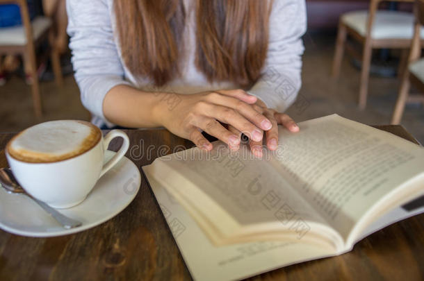 阅读书和享有热的卡普契诺咖啡是（be的三单形式年幼的人`英文字母表的第19个字母业余爱好