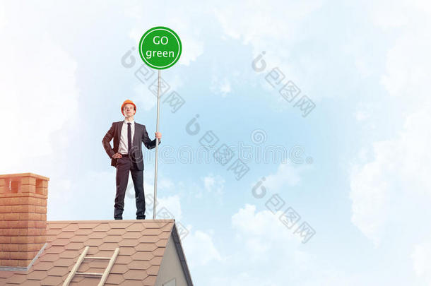 商人采用一套外衣向房屋顶和生态学c向cept广告牌.