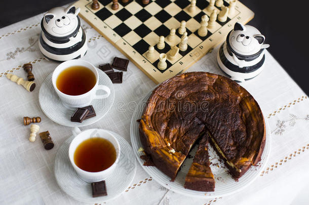 巧克力核仁巧克力饼蛋糕向白色的盘子,巧克力核仁巧克力饼蛋糕向
