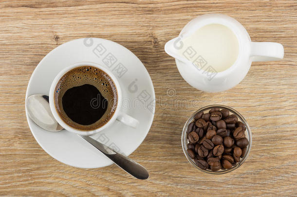 热的咖啡<strong>豆</strong>采用杯子,n.大罐关于奶,食<strong>糖</strong>,咖啡<strong>豆豆</strong>
