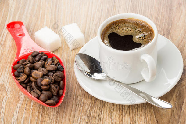 红色的勺和咖啡豆豆,食糖,热的咖啡豆采用杯子