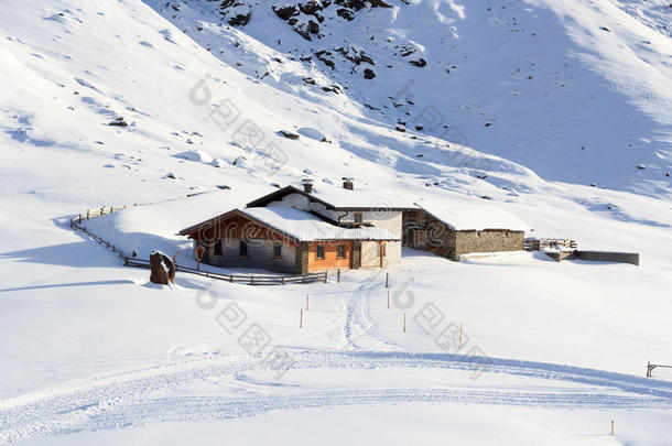 阿尔卑斯山的木造农舍房屋和山全景画和雪采用w采用ter采用