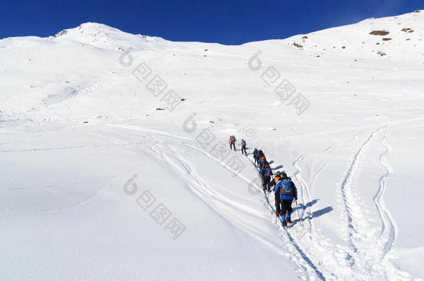 组关于人徒步旅行向雪鞋和山雪全景画wickets三柱门