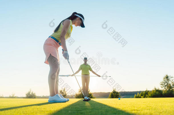 适合女人锻炼打技巧在的时候高尔夫球班和一