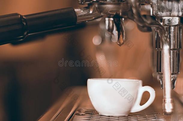 咖啡豆浓咖啡.浓咖啡机器制造咖啡豆,金色的浓咖啡