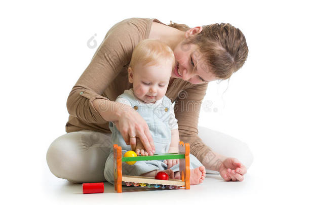 婴儿男孩和母亲演奏同时和逻辑的玩具