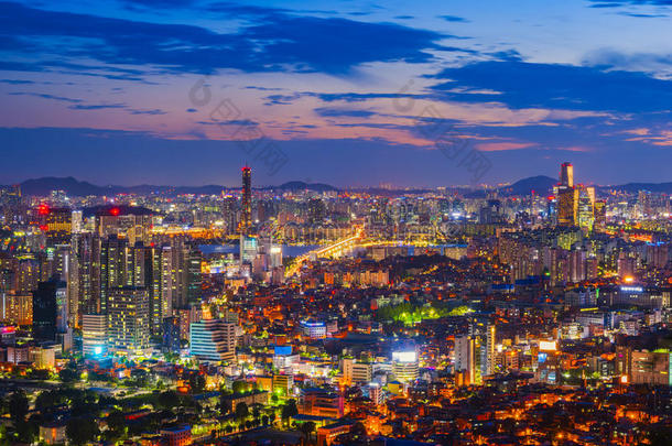 日落在63建筑物关于首尔城市,南方朝鲜