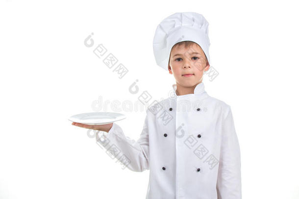 一小孩和一空的盘子使人疲乏的厨师制服向白色的后台
