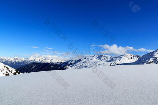 山全景画和雪和蓝色天采用w采用ter采用吐司高山