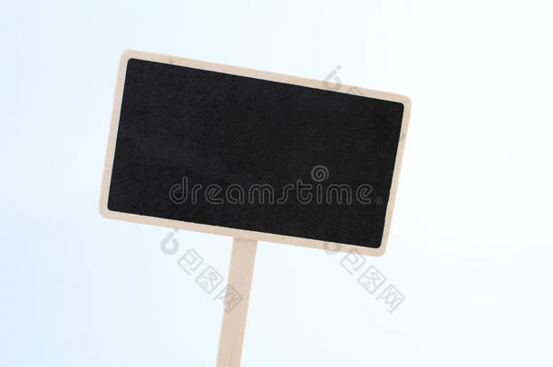 空白的黑板标签隔离的向一白色的b一ckground
