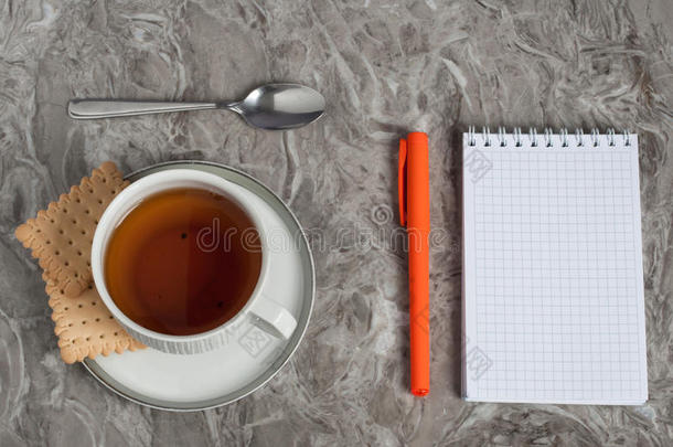 早餐和茶水和笔记簿