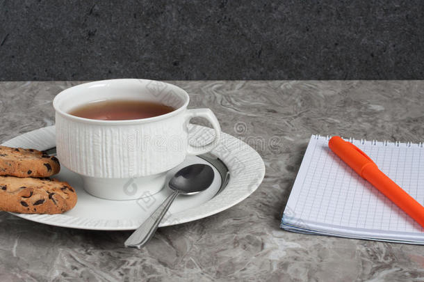 早餐和茶水和笔记簿