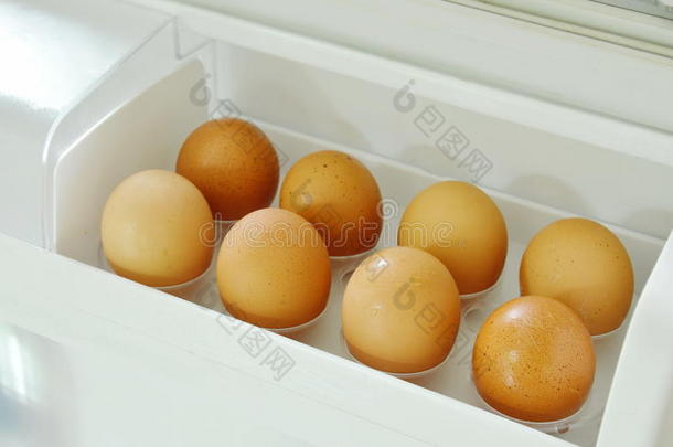 棕色的<strong>鸡蛋</strong>存信息的向盘子采用<strong>冰箱</strong>门