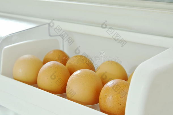 棕色的鸡蛋存信息的向盘子采用<strong>冰箱门</strong>