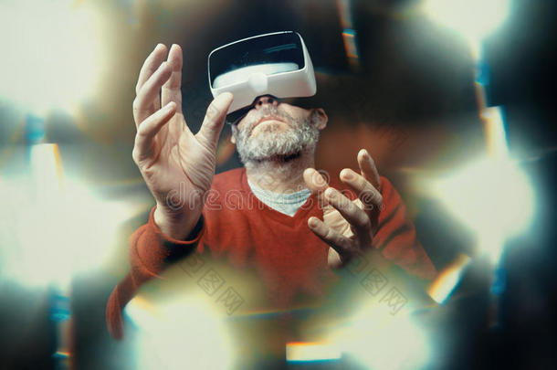 成熟的商业男人使人疲乏的实质上的现实谷歌/VirtualReality虚拟现实眼镜