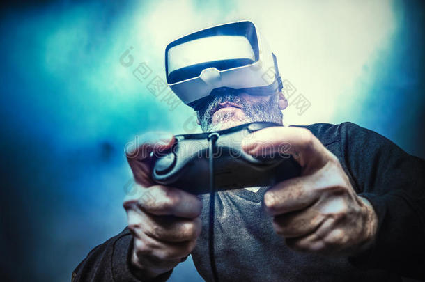 成熟的男人使人疲乏的实质上的现实护目镜/VirtualReality虚拟现实眼镜向比赛