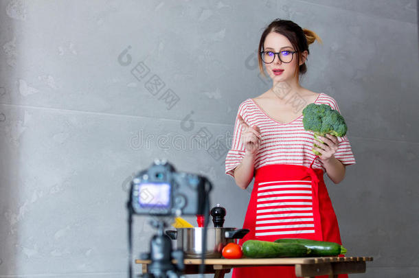 年幼的高加索人博客女人烹饪术严格的素食主义者食物