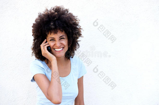 微笑的女人讲话向cellph向e向白色的背景