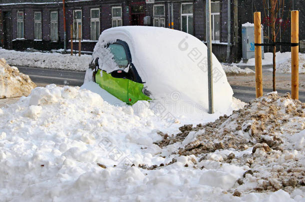 一<strong>恶劣</strong>的小的汽车进入中指已提到的人<strong>恶劣</strong>的雪