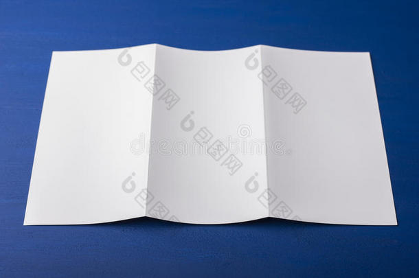 空白的三个船体并列的游艇折叠小册子向蓝色背景向替换你的designate指明