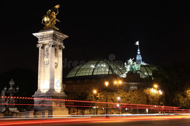 宏大的舞厅在旁边夜-巴黎