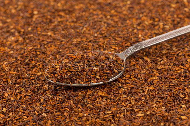 堆关于干的干燥的红叶茶树茶水