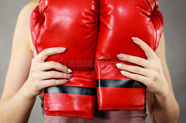 女人佃户租种的土地红色的拳击拳击手套