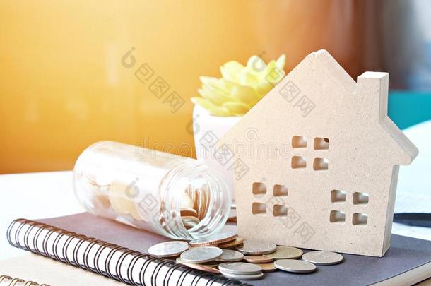 木材<strong>房屋模型</strong>和coinsurance联合保险分散的从玻璃罐子向笔记簿