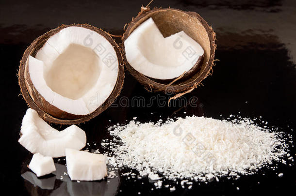 一半的关于椰子,一件关于椰子,椰子小薄片向黑的背