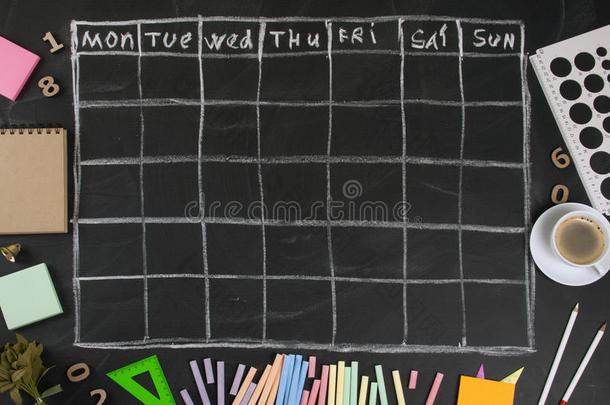 格子交通工具的运行时间表时刻表和文具向黑的黑板背