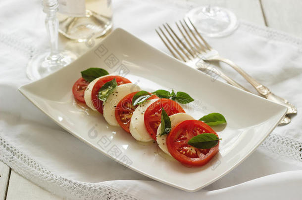 红白小碟沙拉和成熟的番茄和意大利干酪奶酪和FireResistant耐火的