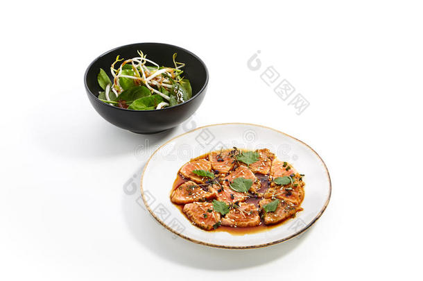 特殊的盘关于平底锅-亚洲人烹饪采用白色的盘子