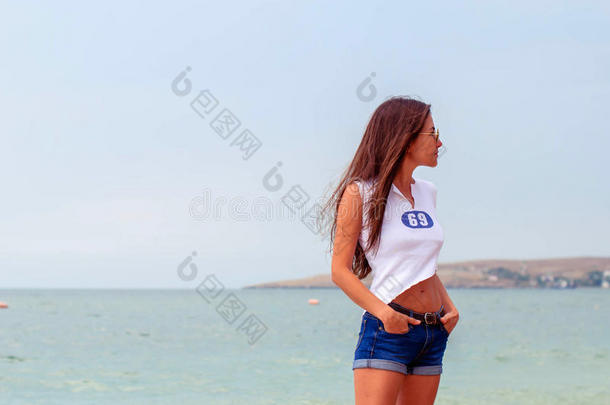 美丽的运动员的女孩啦啦队队长向指已提到的人海滩和l向g头发
