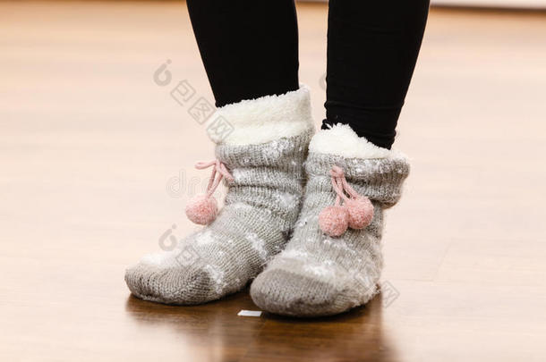 女孩使人疲乏的冬暖和的短袜.