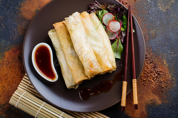 喝醉了的春季名册和蔬菜,鸭子肉和面条